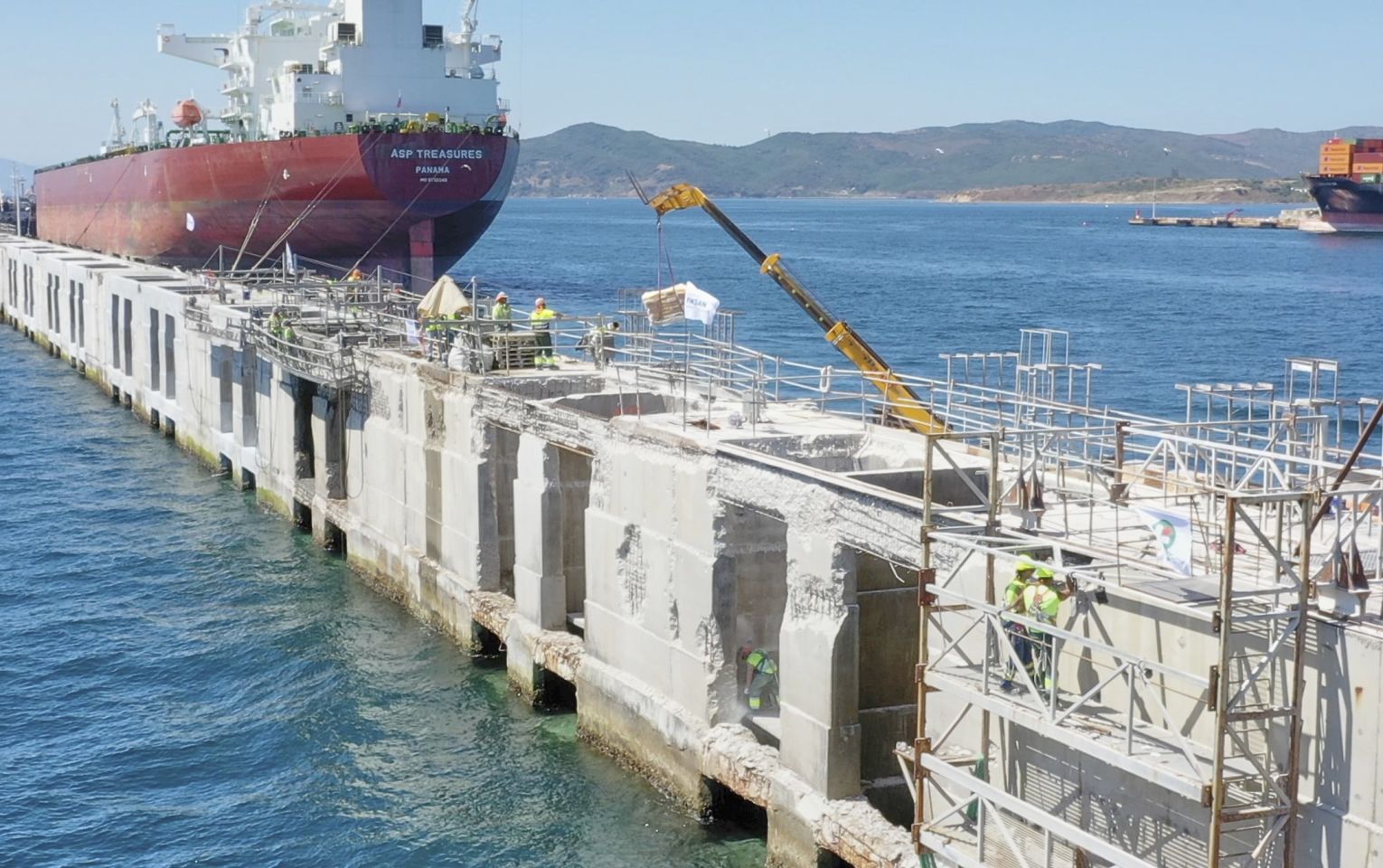 Inicio 19 Refuerzo del espaldón del Dique de Abrigo Exento de Isla Verde Exterior